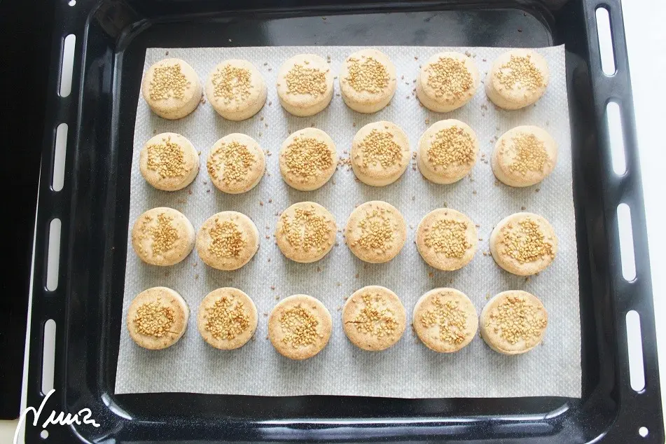 Polvorones del Espíritu Santo (de almendra), paso 33: 33 - Meter en el nivel un poco más alto de la mitad del horno, a 200º C con calor arriba…