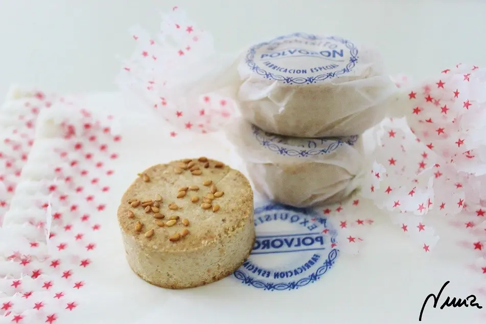 Polvorones del Espíritu Santo (de almendra), paso 37: 37 - Envolver en papel de seda retorciendo los extremos del papel, con cuidado de no…