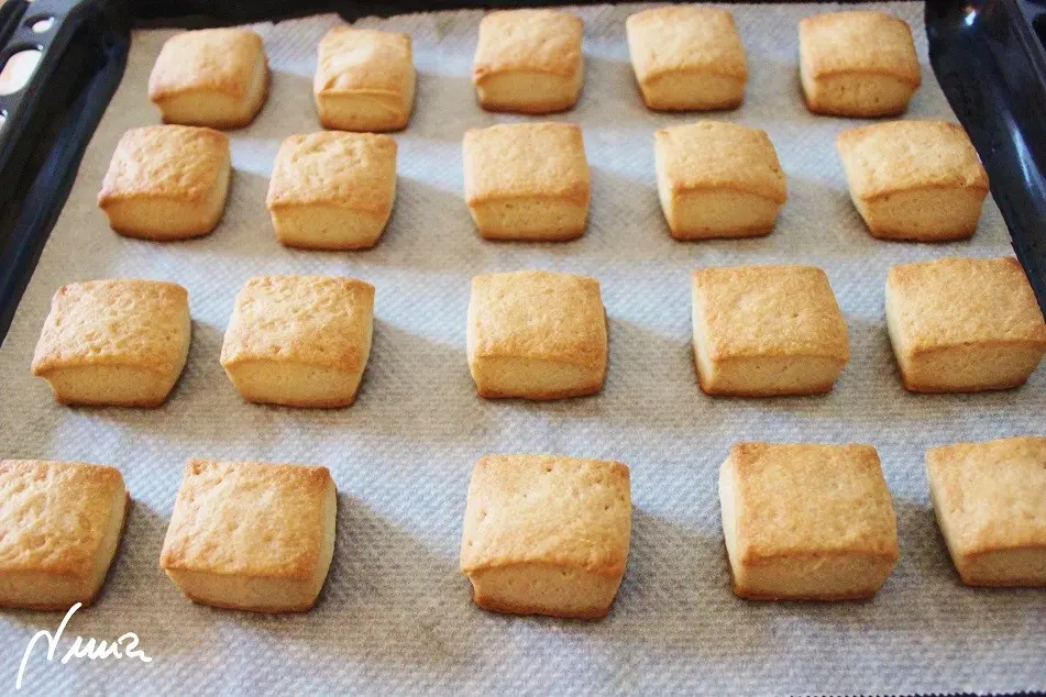 Hojaldrinas o nevaditos, paso 12: Dorar ligeramente durante 15-20 minutos, según el horno de cada cual.