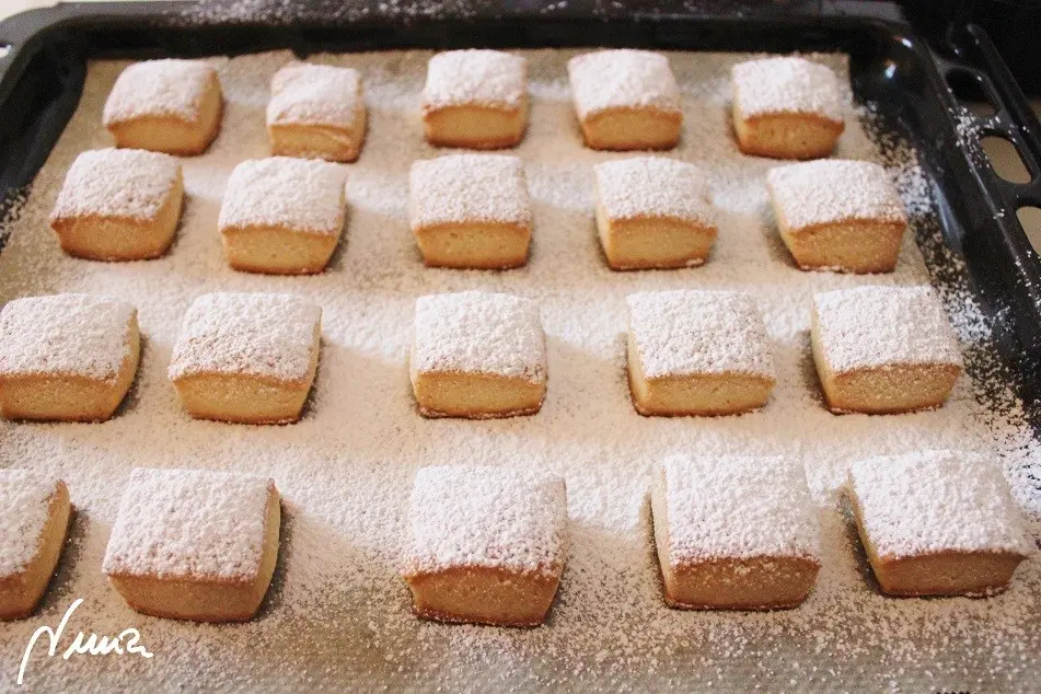 Hojaldrinas o nevaditos, paso 13: Recién se saca del horno cubrir con azúcar glas espolvoreando por encima para que quede…