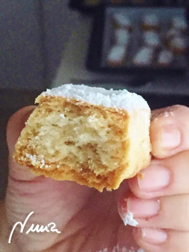 Hojaldrinas o nevaditos, paso 13: Recién se saca del horno cubrir con azúcar glas espolvoreando por encima para que quede…