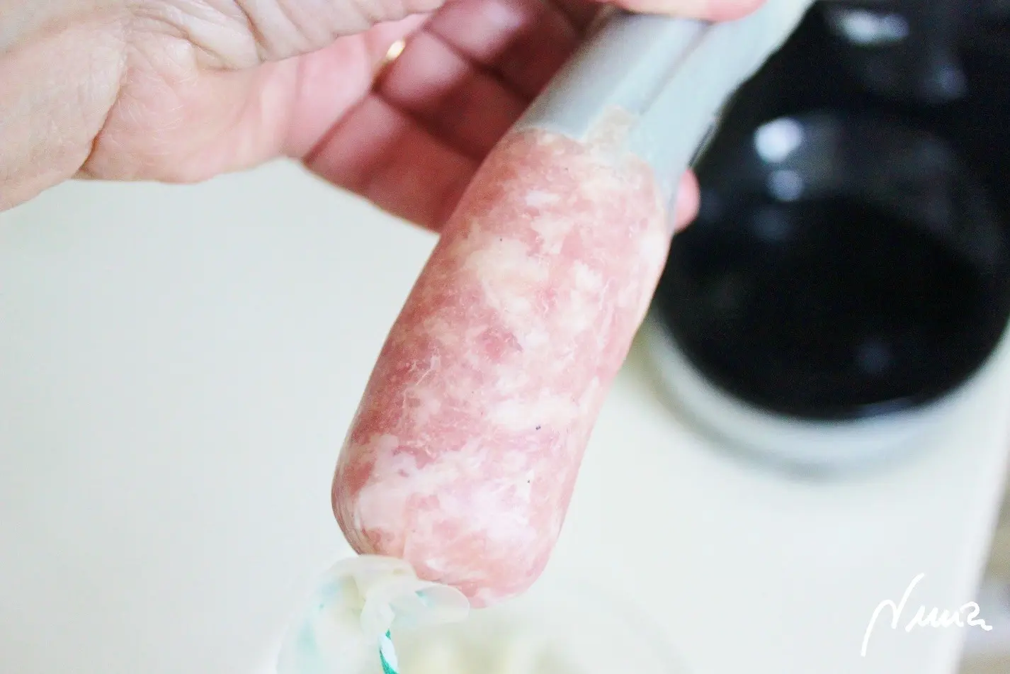 Fuet, paso 15: Rellenar la tripa con la mezcla de carne, con cuidado no contenga aire, que quede bien…