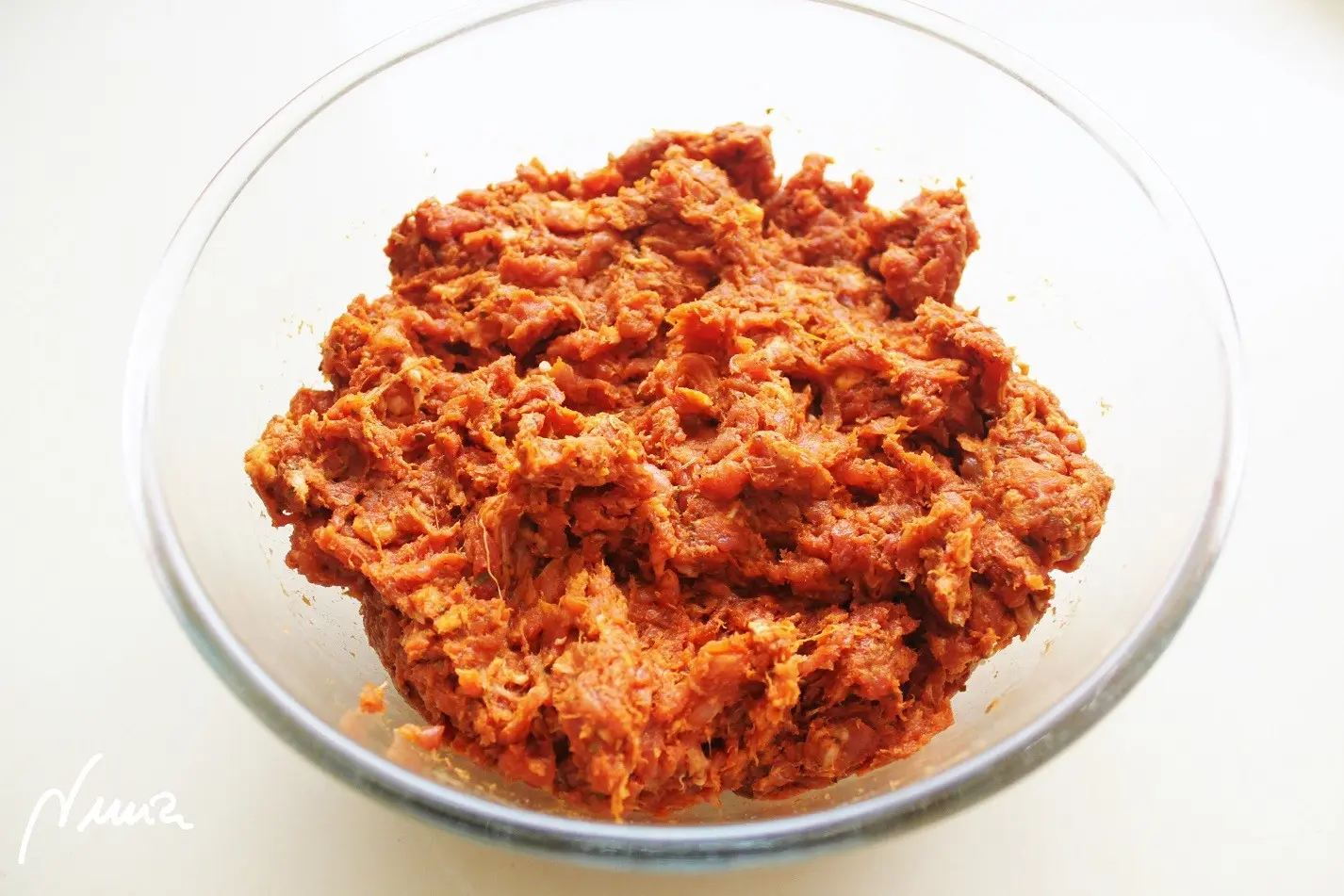 Sobrasada casera, paso 9: Mezclar bien, utilizando guantes, pues mancha mucho. Así quedaría tras pasar por el…