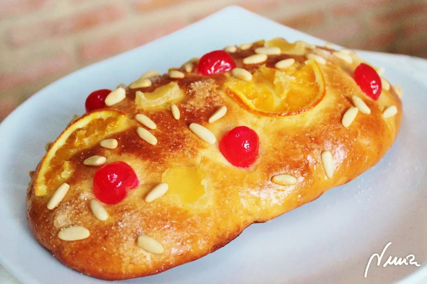 Coca de San Juan, paso 11: Sacar del horno y colocar la coca sobre una rejilla para enfriar.