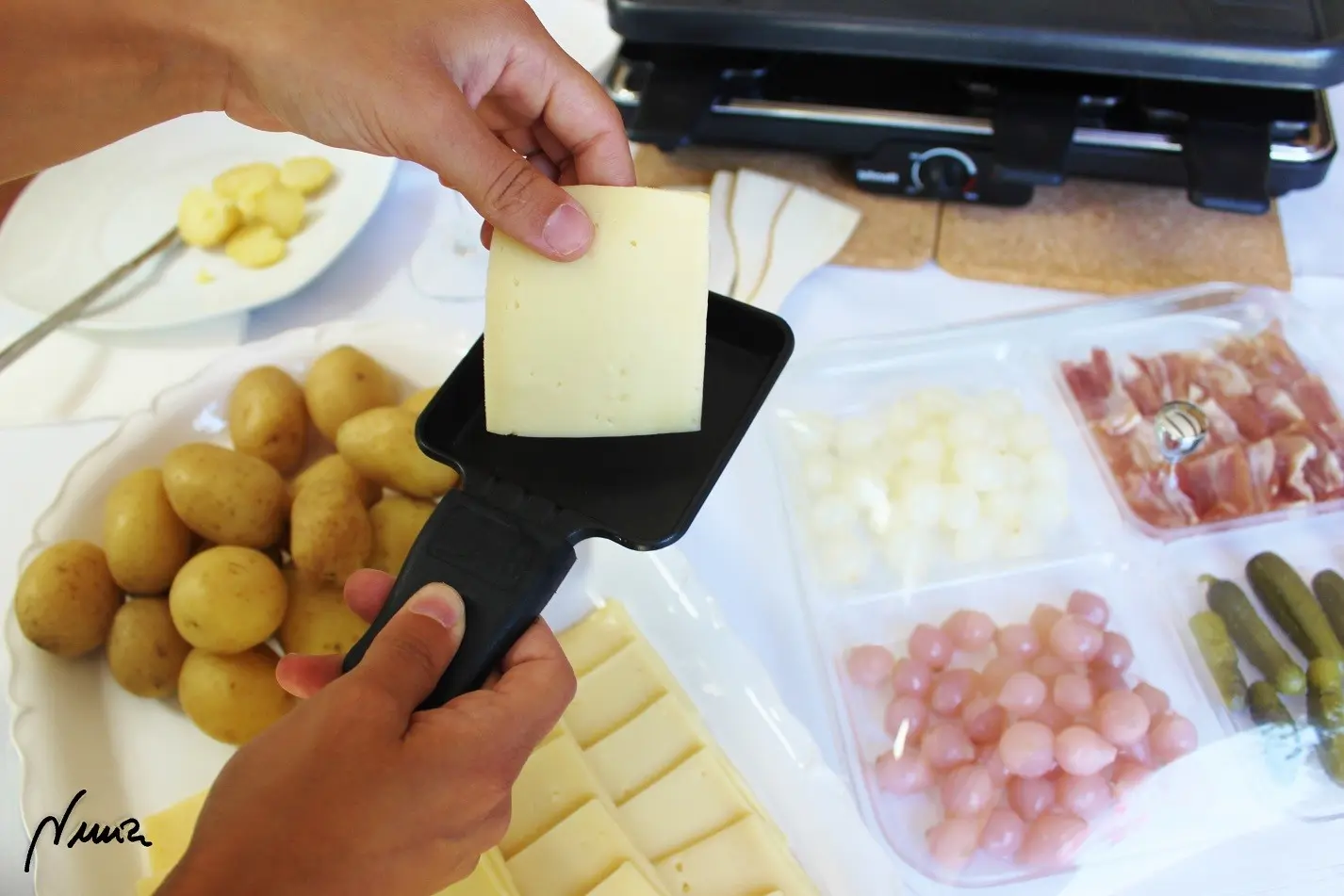 Raclette, paso 6: Cada cual se sirve una loncha por sartén que colocará en su sitio dentro del aparato…