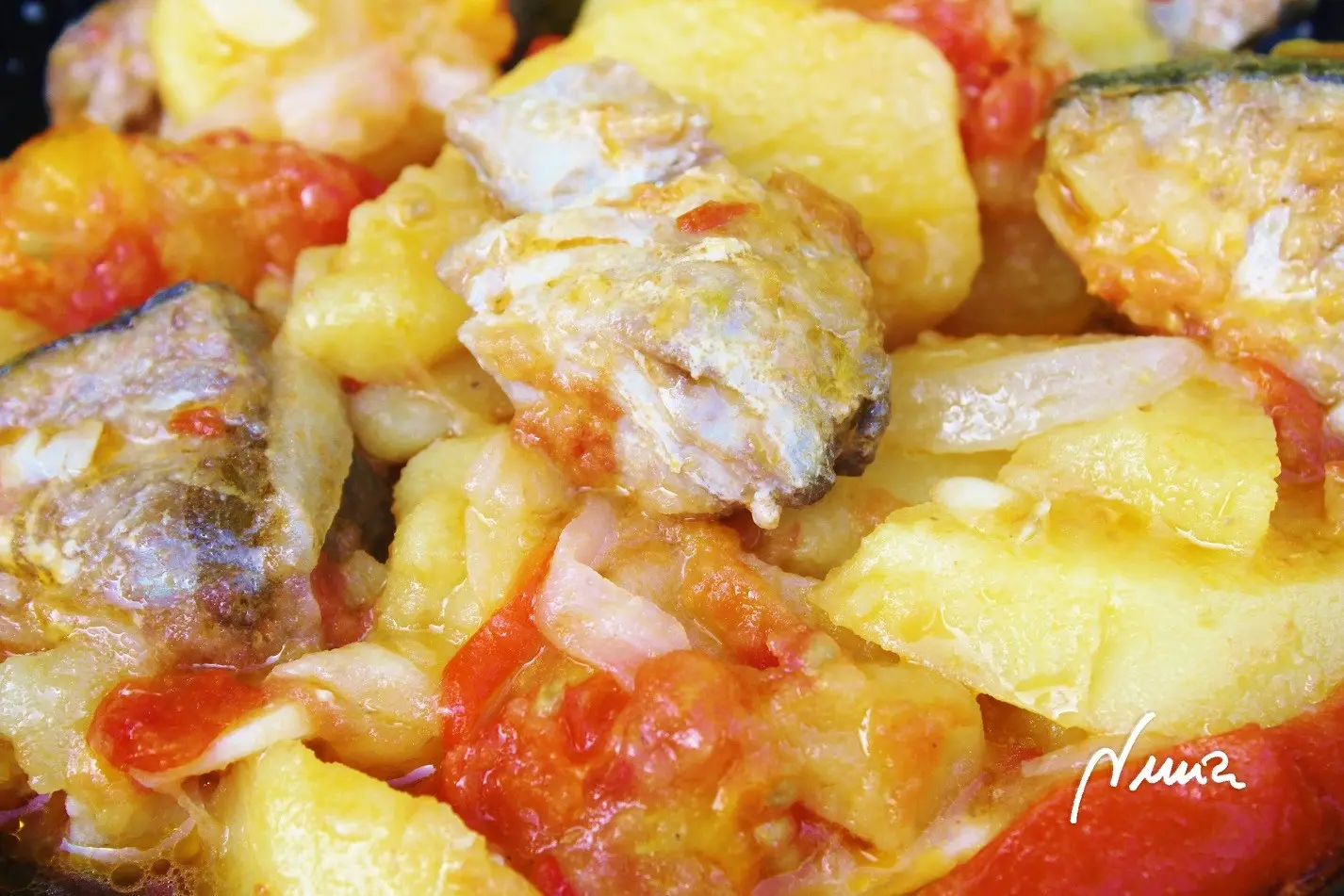 Marmitako o guiso marinero, paso 12: Tapar la cacerola y cocer hasta que el atún y las patatas estén blandas, aproximadamente…