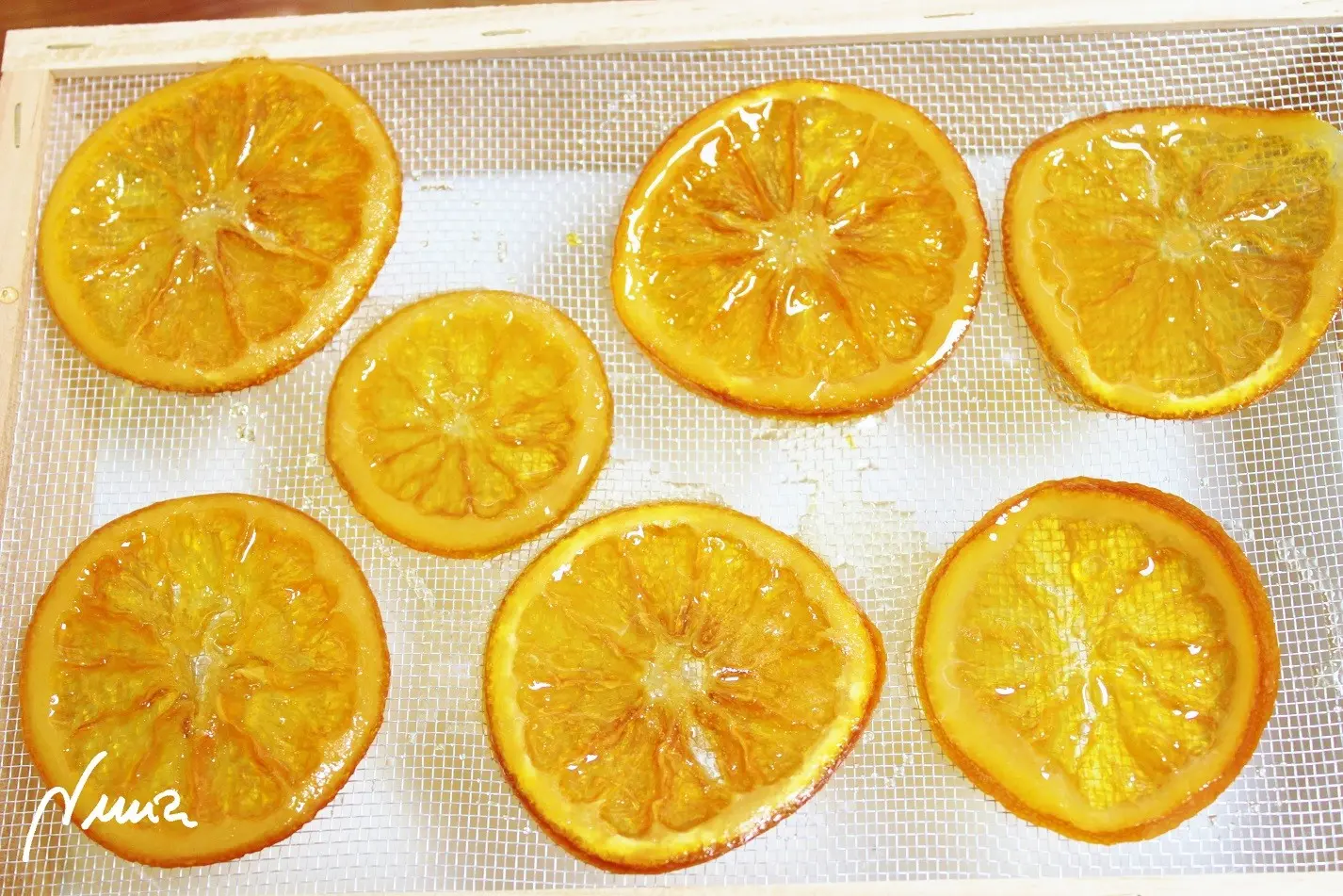 Naranja confitada, paso 7: Sacarlas y colocarlas sobre una rejilla para que se enfríen y escurran el almíbar…