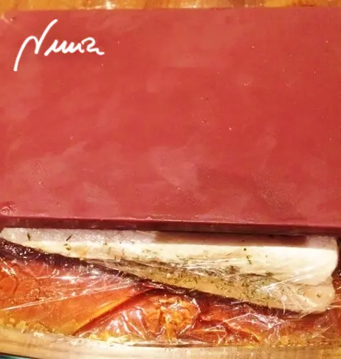 Salmón marinado, paso 4: Colocar las pesas encima del plástico: