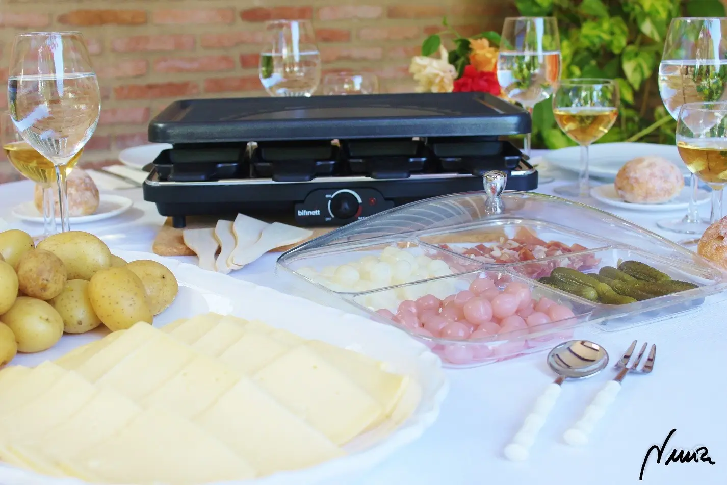 Raclette, paso 7: Mantener la sartén con el queso dentro del aparato el tiempo suficiente para derretirlo.