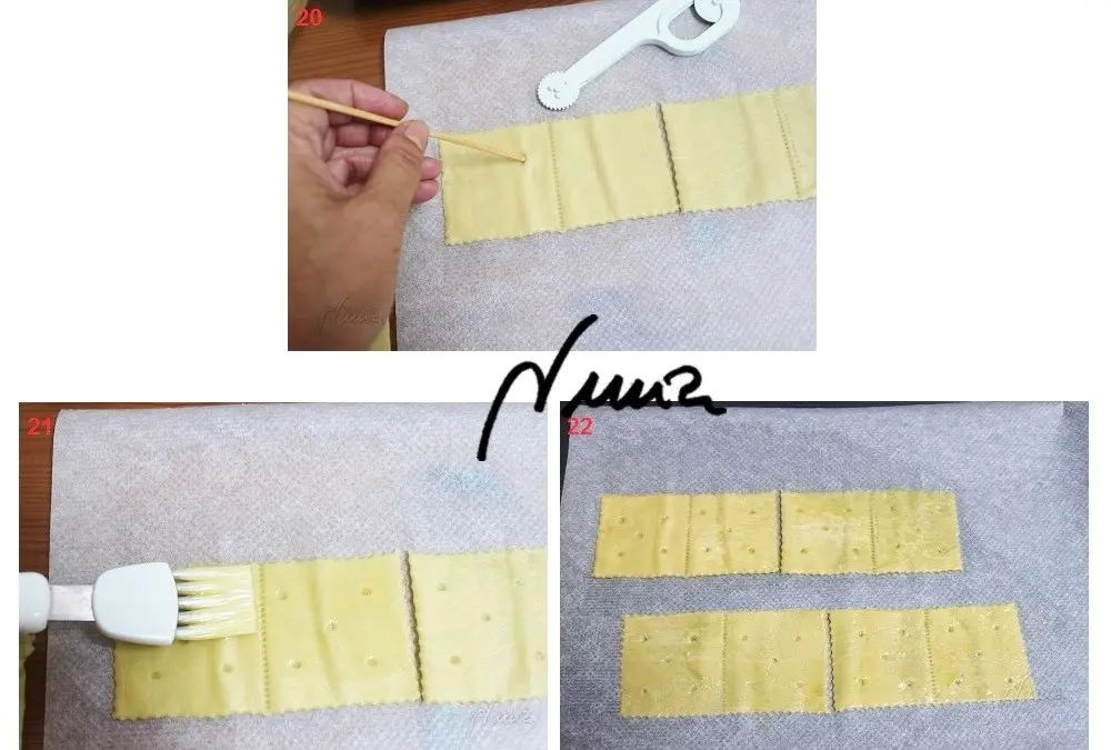 Galletas de agua o crackers, paso 33: Con cuidado colocar el papel vegetal con las galletas formadas, en la bandeja de horno…