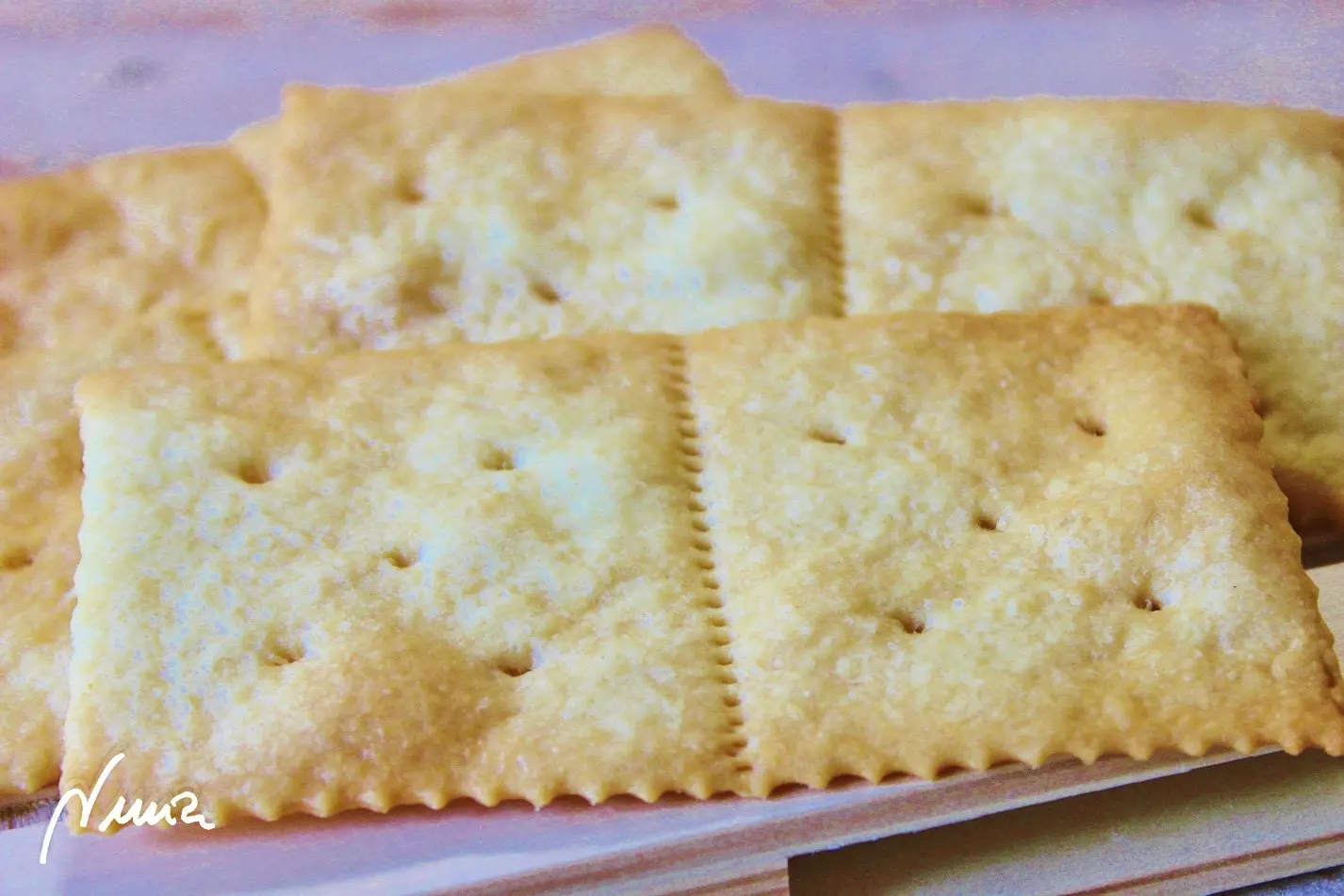 Galletas de agua o crackers, paso 36: Colocarlas en una rejilla para enfriarlas y evitar que el calor residual de la bandeja…