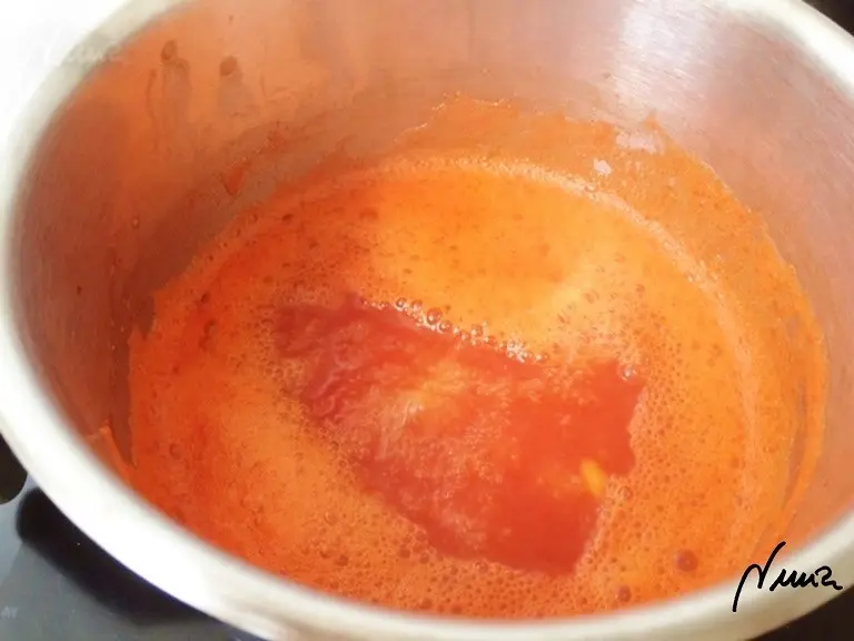 Confitura de pimientos rojos, paso 8: Cocer hasta que se ablande un poco a fuego medio alto hasta que empiece a hervir.