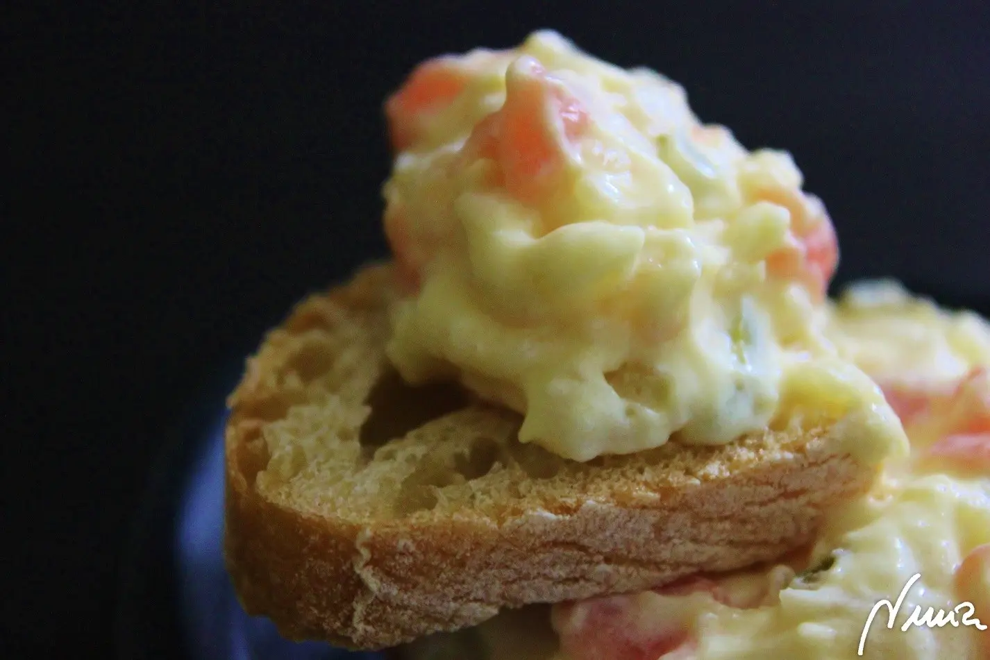 Ensaladilla de ahumados, paso 7: Añadir la mayonesa y mezclar con todo lo anterior.