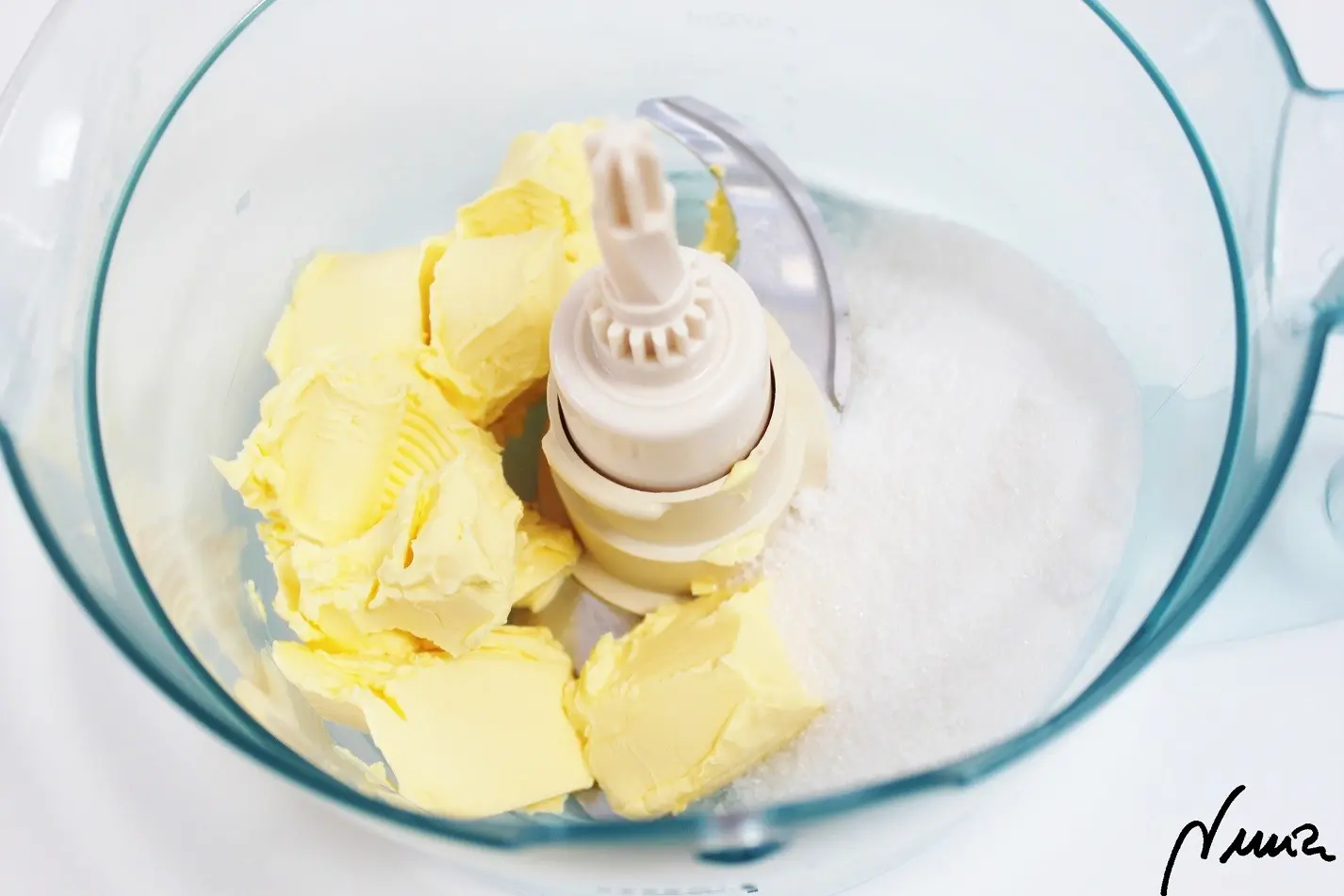 Masa base para cakes o bizcochos, paso 6: Añadir el azúcar.