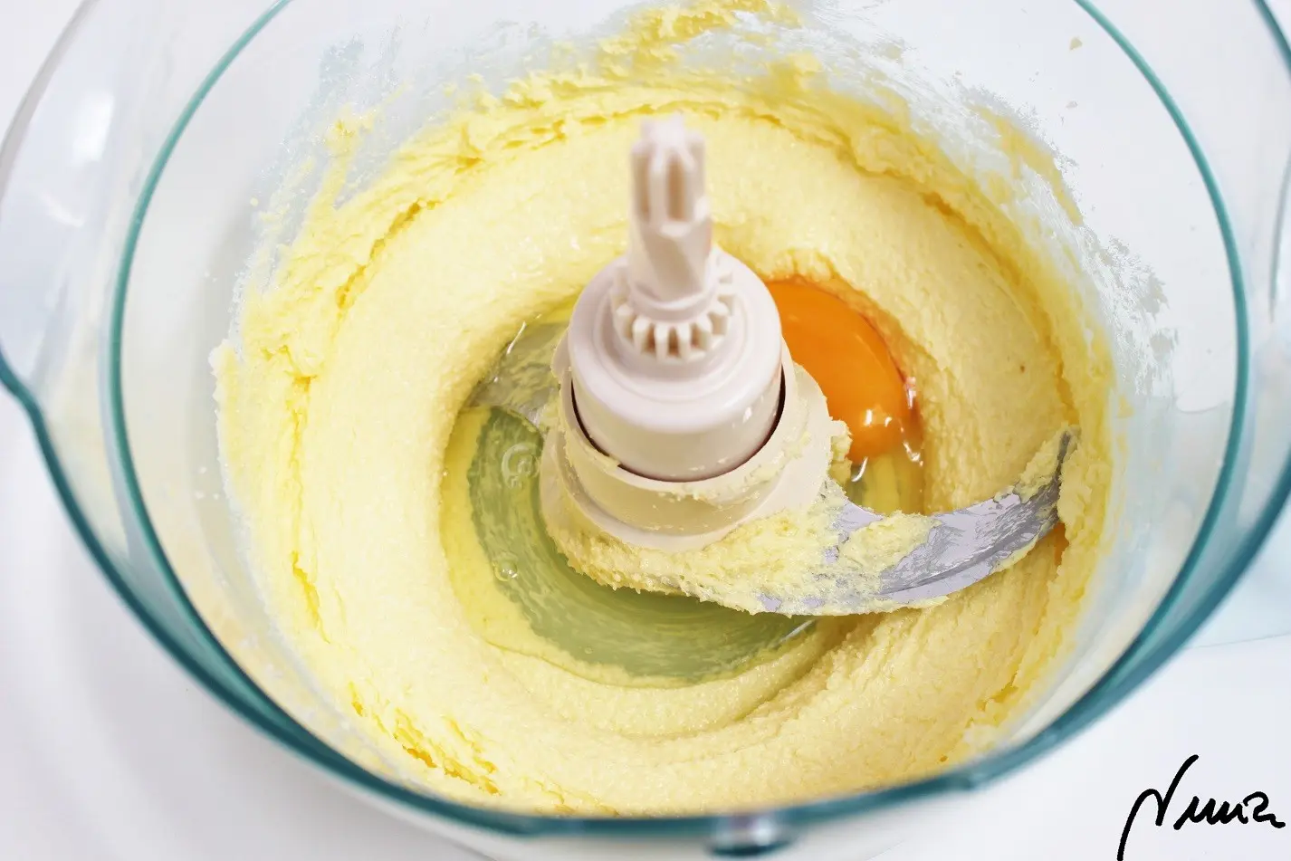 Masa base para cakes o bizcochos, paso 8: En una taza cascar un huevo y echarlo a la mezcla: