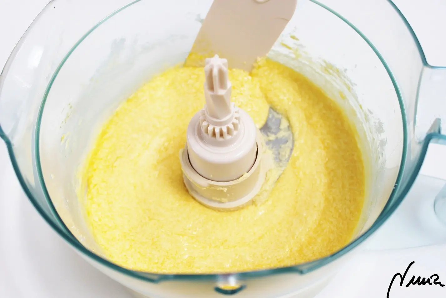 Masa base para cakes o bizcochos, paso 10: Seguir añadiendo los huevos de 1 en 1, batiendo de cada vez unos segundos.