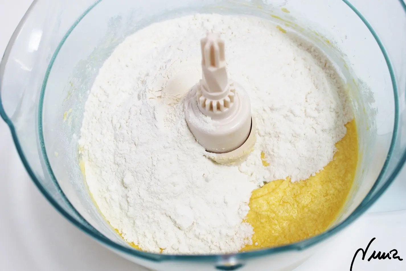 Masa base para cakes o bizcochos, paso 11: Añadir aproximadamente 1/3 de la harina: