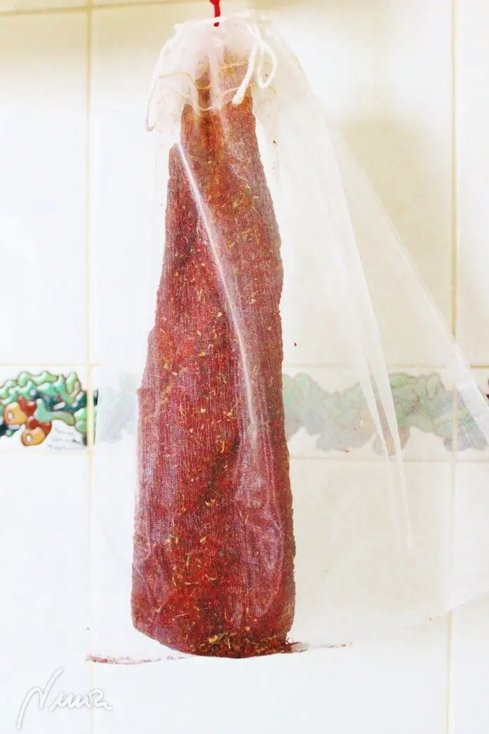 Lomo de cerdo ibérico curado, paso 11: Colgarlo a la sombra, fuera de los rayos de sol, en lugar fresco y ventilado. En mi caso…