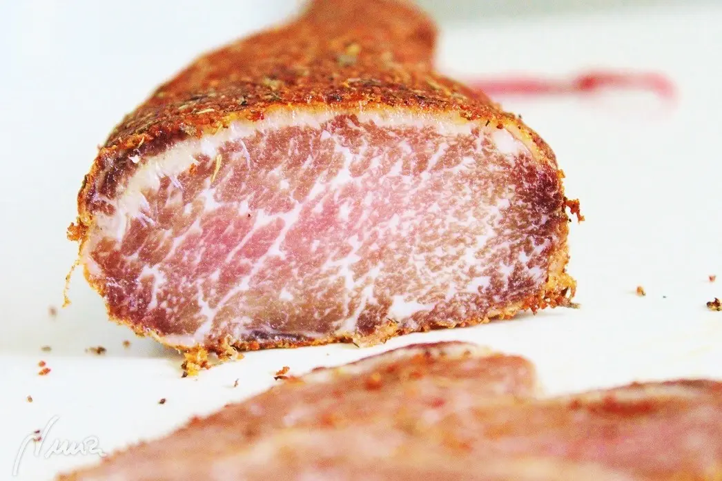 Lomo de cerdo ibérico curado, paso 11: Colgarlo a la sombra, fuera de los rayos de sol, en lugar fresco y ventilado. En mi caso…