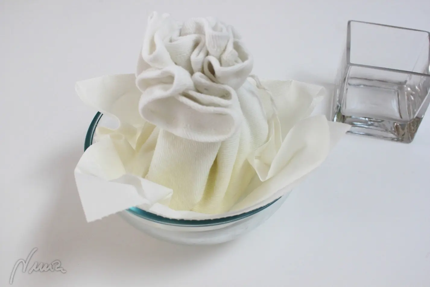 Queso crema (tipo filadelfia), paso 11: Colocar papel de cocina en el cuenco para que absorba restos de suero del paño y colocar…