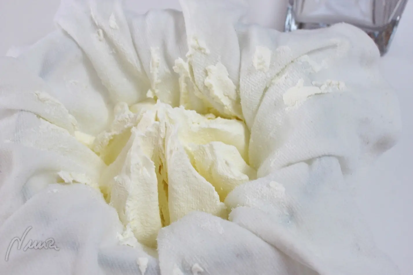 Queso crema (tipo filadelfia), paso 12: Cortar la cuerda y abrir el paquete.