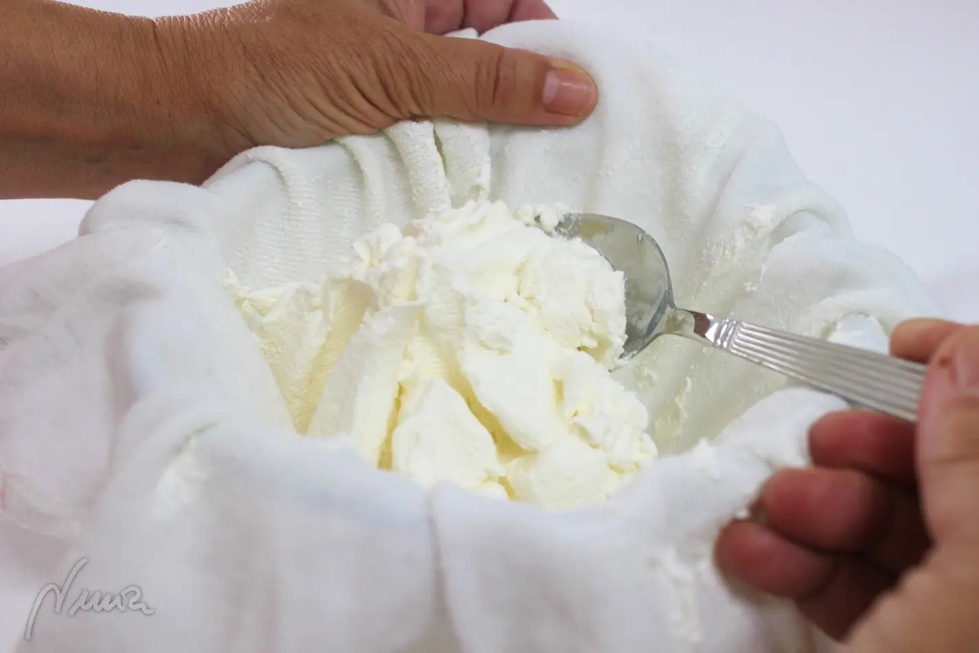 Queso crema (tipo filadelfia), paso 13: Con ayuda de una cuchara sopera, rebañar bien el paño para recoger el queso crema y…