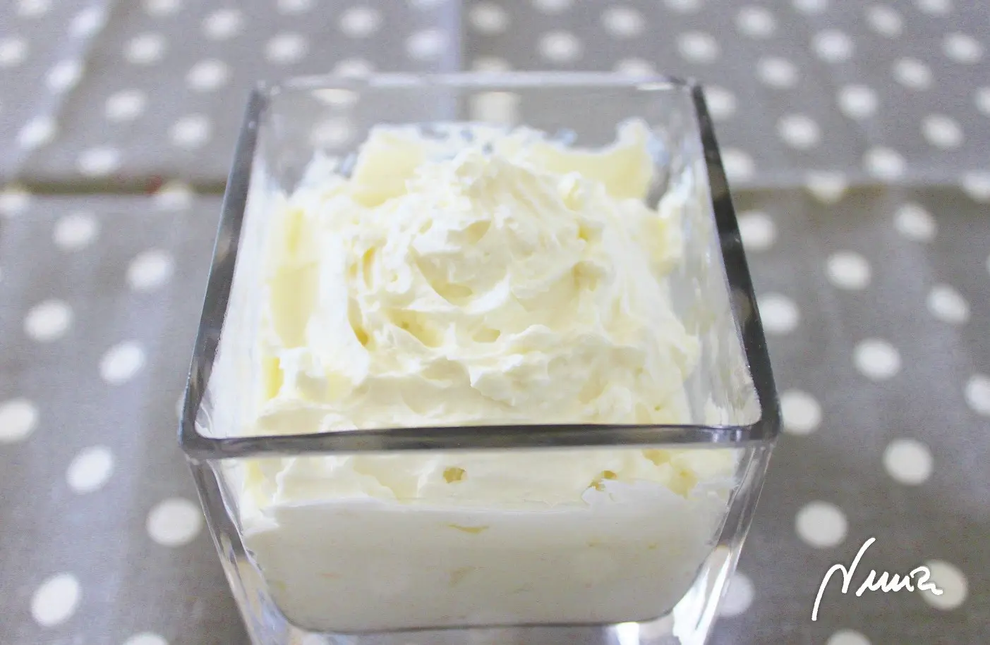 Queso crema (tipo filadelfia), paso 13: Con ayuda de una cuchara sopera, rebañar bien el paño para recoger el queso crema y…