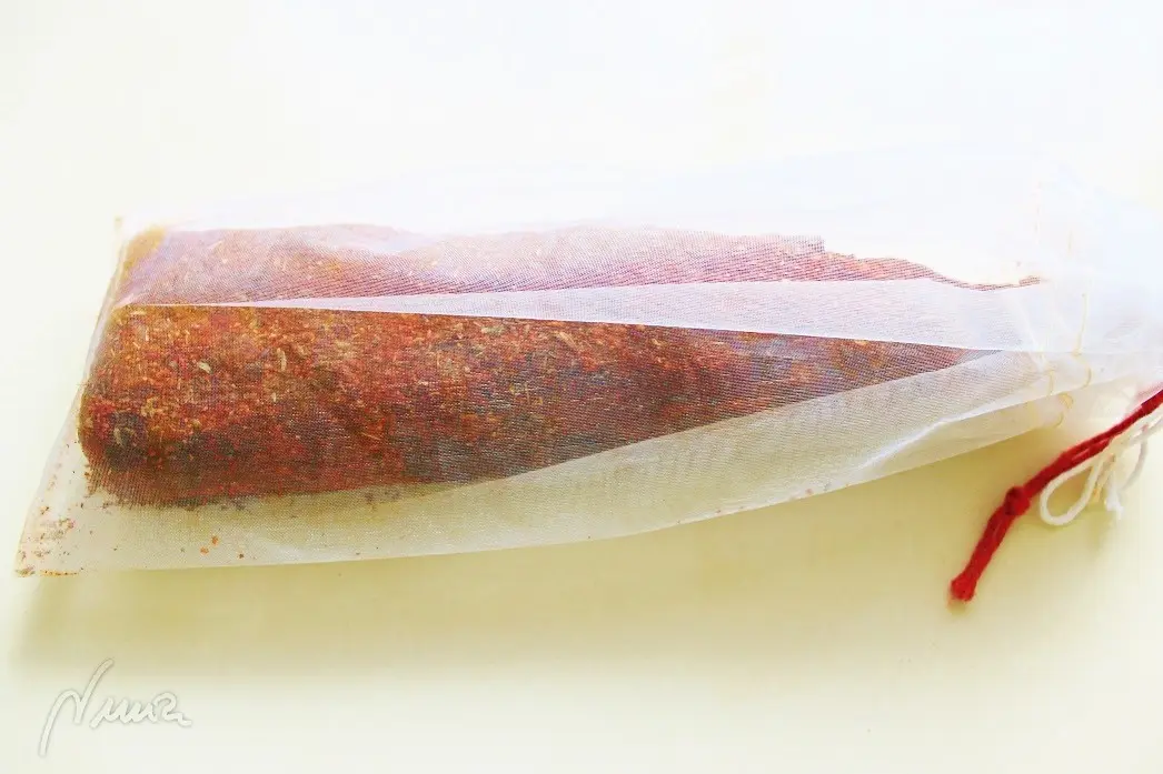 Lomo de cerdo ibérico curado, paso 10: Meterlo dentro de la bolsa de tela o tul: