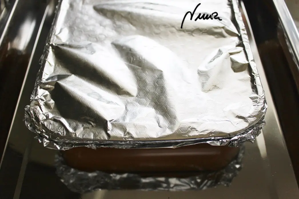 Tocino de cielo, paso 5: Cubrir la fuente cuadrada con lámina de aluminio, sellando bien por todos los bordes de…