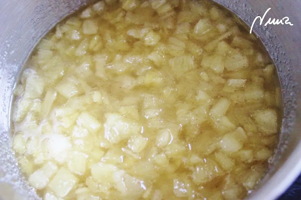 Confitura de piña, paso 3: En cuanto empiece a hervir, cocer a fuego muy lento durante 1 hora, removiendo de vez en…