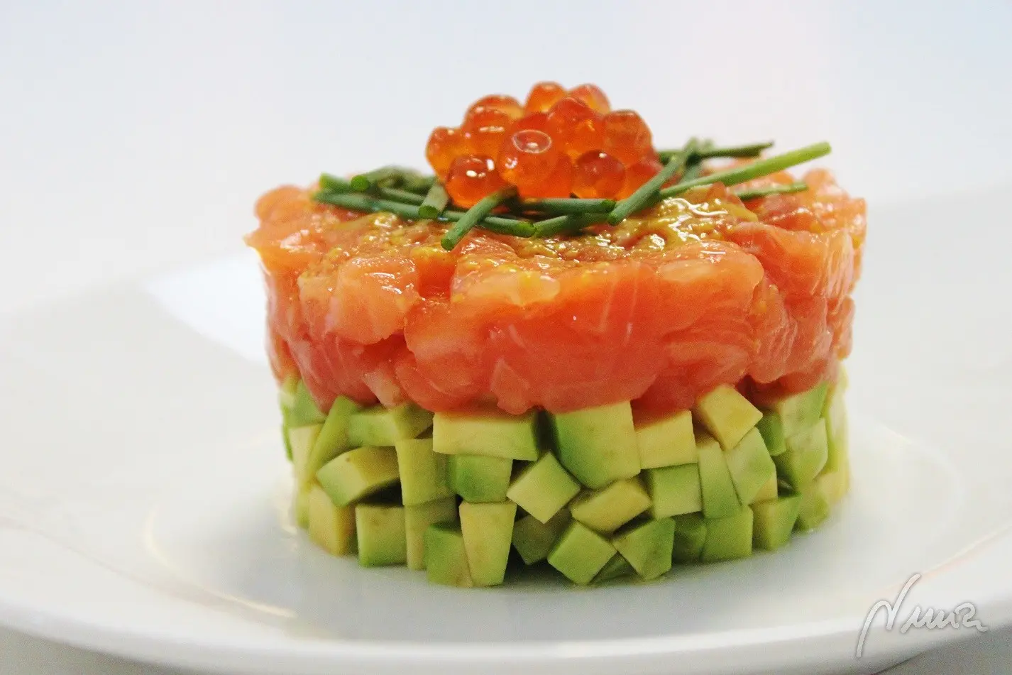 Tartar de salmón con aguacate, paso 10: 10. Colocar unas huevas de salmón encima.