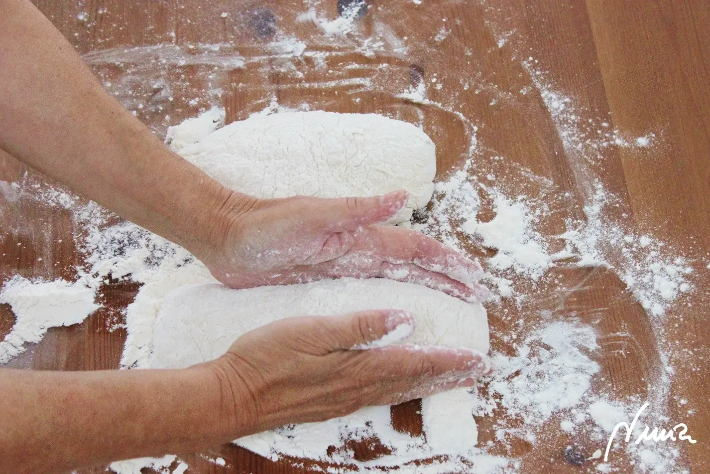 Chapata sin amasar, paso 15: Volver a bolear las 2 masas recogiendo la harina de la mesa, para darles forma.