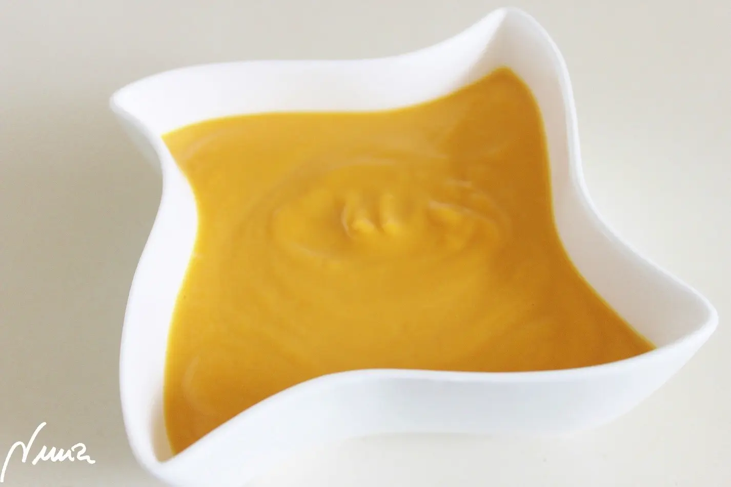 Crema de calabaza, paso 7: Añadir un poco de sal y triturar.