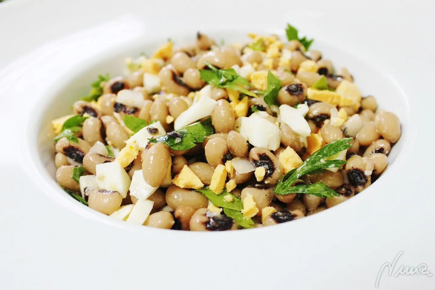 Ensalada de carillas, paso 9: Aliñar al gusto con el aceite, vinagre y sal.
