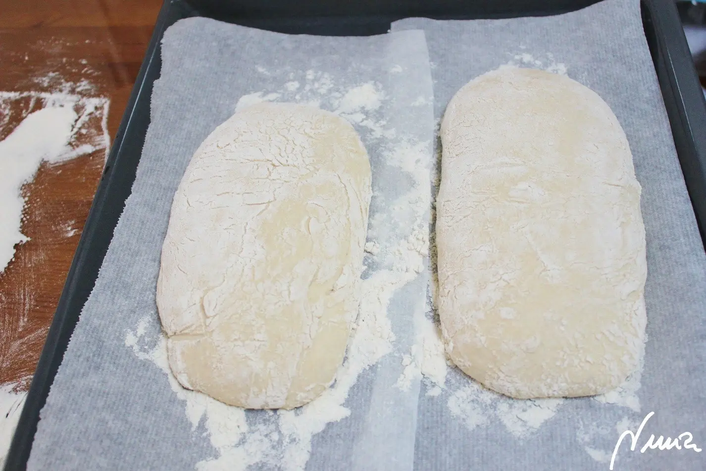 Chapata sin amasar, paso 22: Una vez las masas hayan subido, sacar la bandeja del horno y colocar las 2 masas con sus…