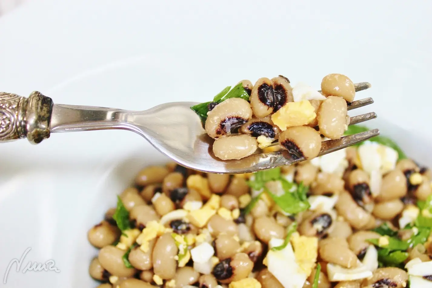 Ensalada de carillas, paso 9: Aliñar al gusto con el aceite, vinagre y sal.