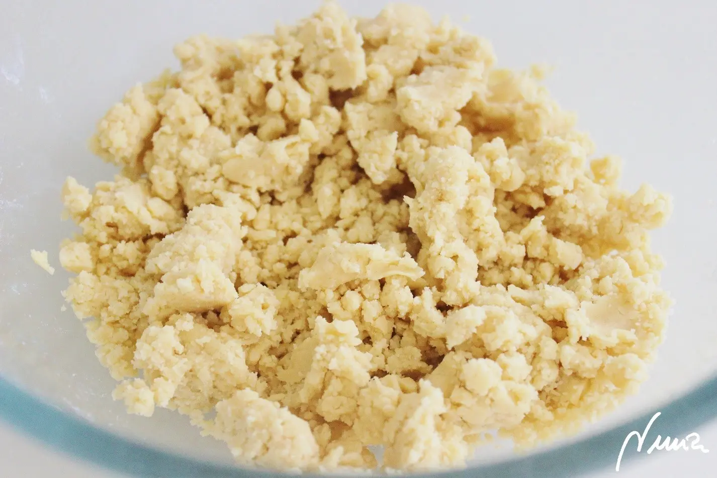 Masa Brisa o quebrada-Salada, paso 1: Amasar la margarina con la harina y la sal, hasta formar una bola compacta y homogénea.