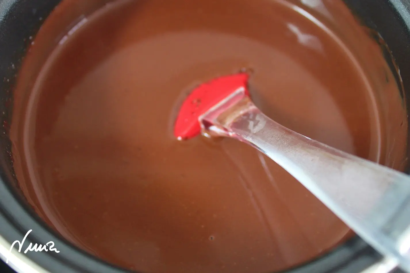 Tarta 3 chocolates, paso 10: Cuando empiece a humear un poco añadir el chocolate negro muy troceado sin parar de…