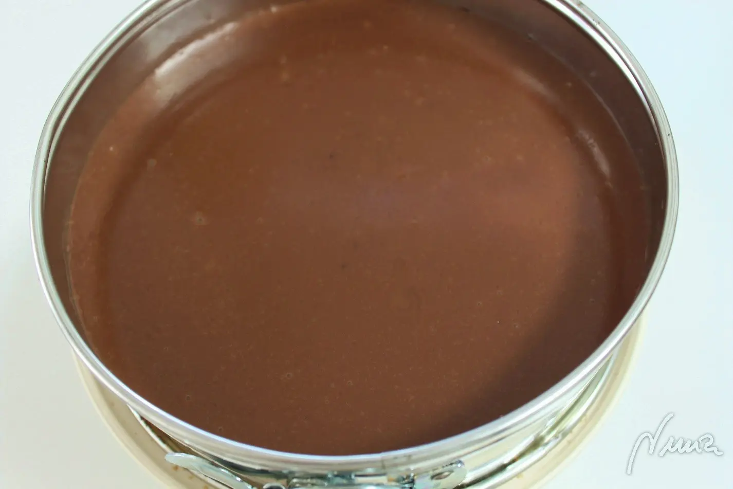 Tarta 3 chocolates, paso 12: Pasados los 2 minutos verter sobre la base de galleta. Si hubiese algún grumo de la…