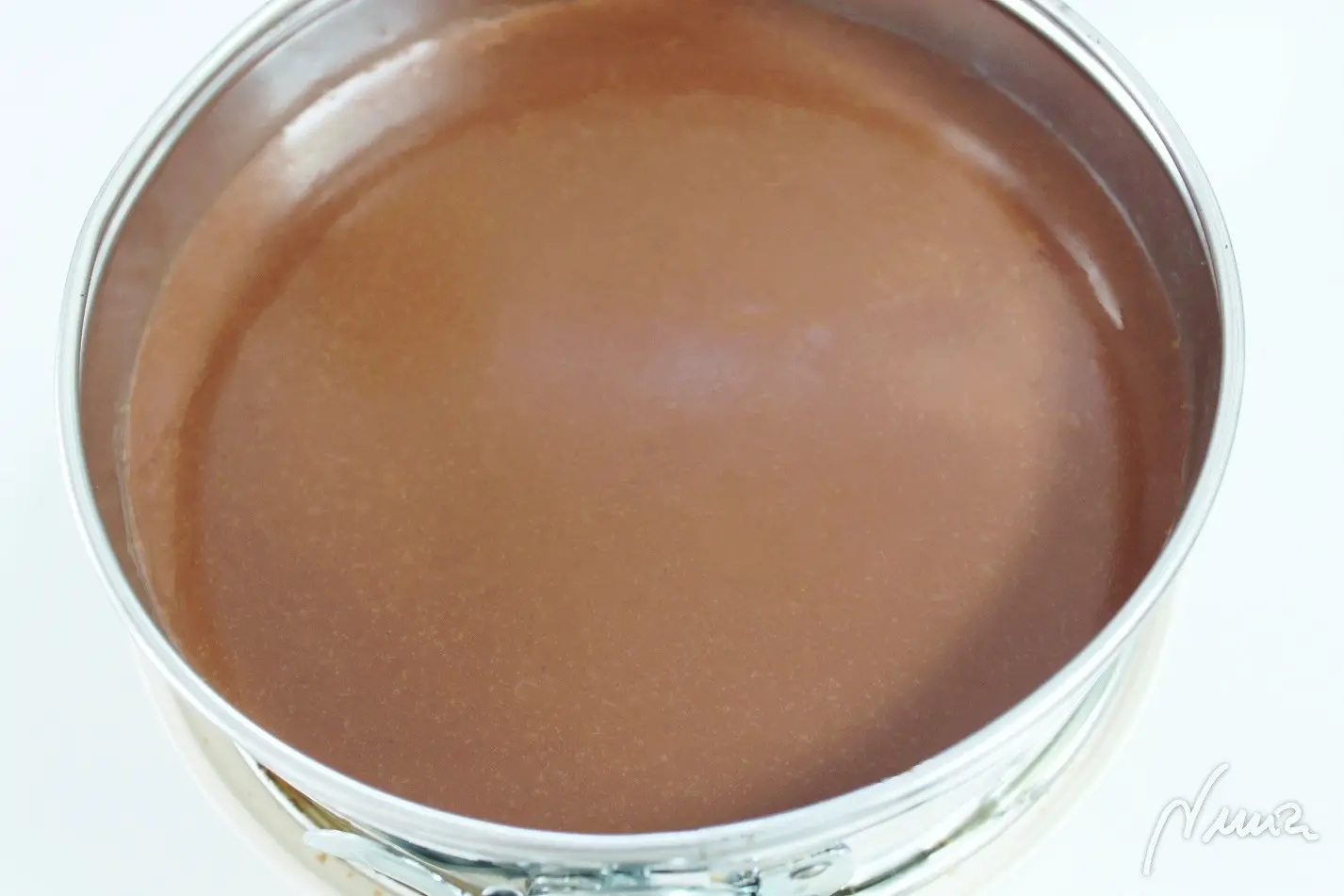 Tarta 3 chocolates, paso 16: No esperar a que enfríe esta capa, para que la siguiente no resbale al terminar la…