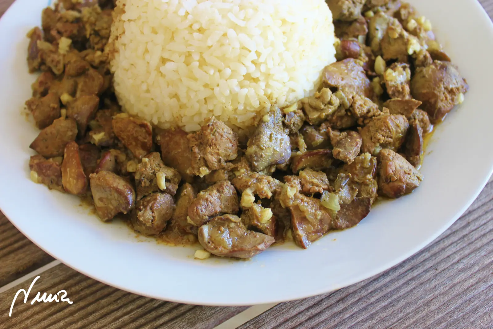 Higaditos de pollo guisados, paso 6: Una vez que los higaditos hayan tomado color, añadir suficiente vino blanco que cubra…