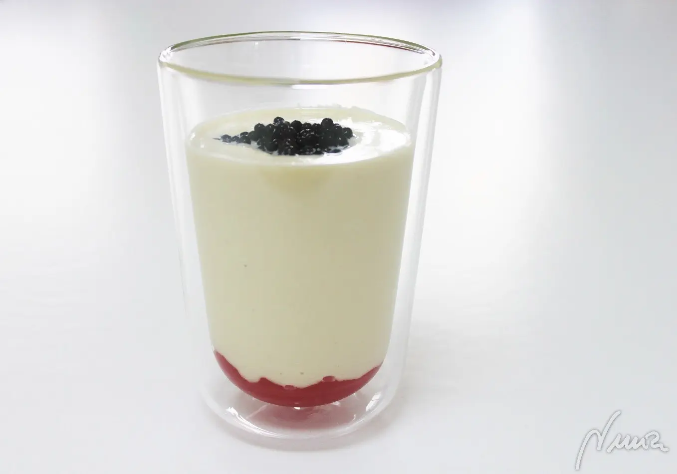 Ajoblanco de anacardos, paso 8: Poner un poco de caviar en el centro con unas gotitas de aceite de oliva suave.