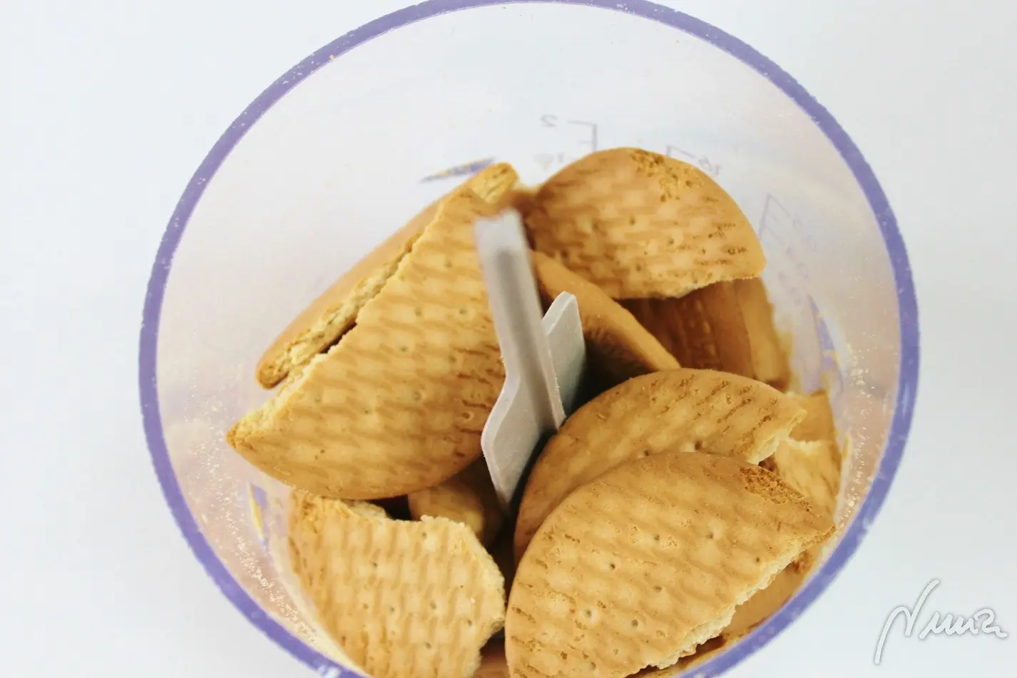 Tarta 3 chocolates, paso 3: Triturar fino las galletas: