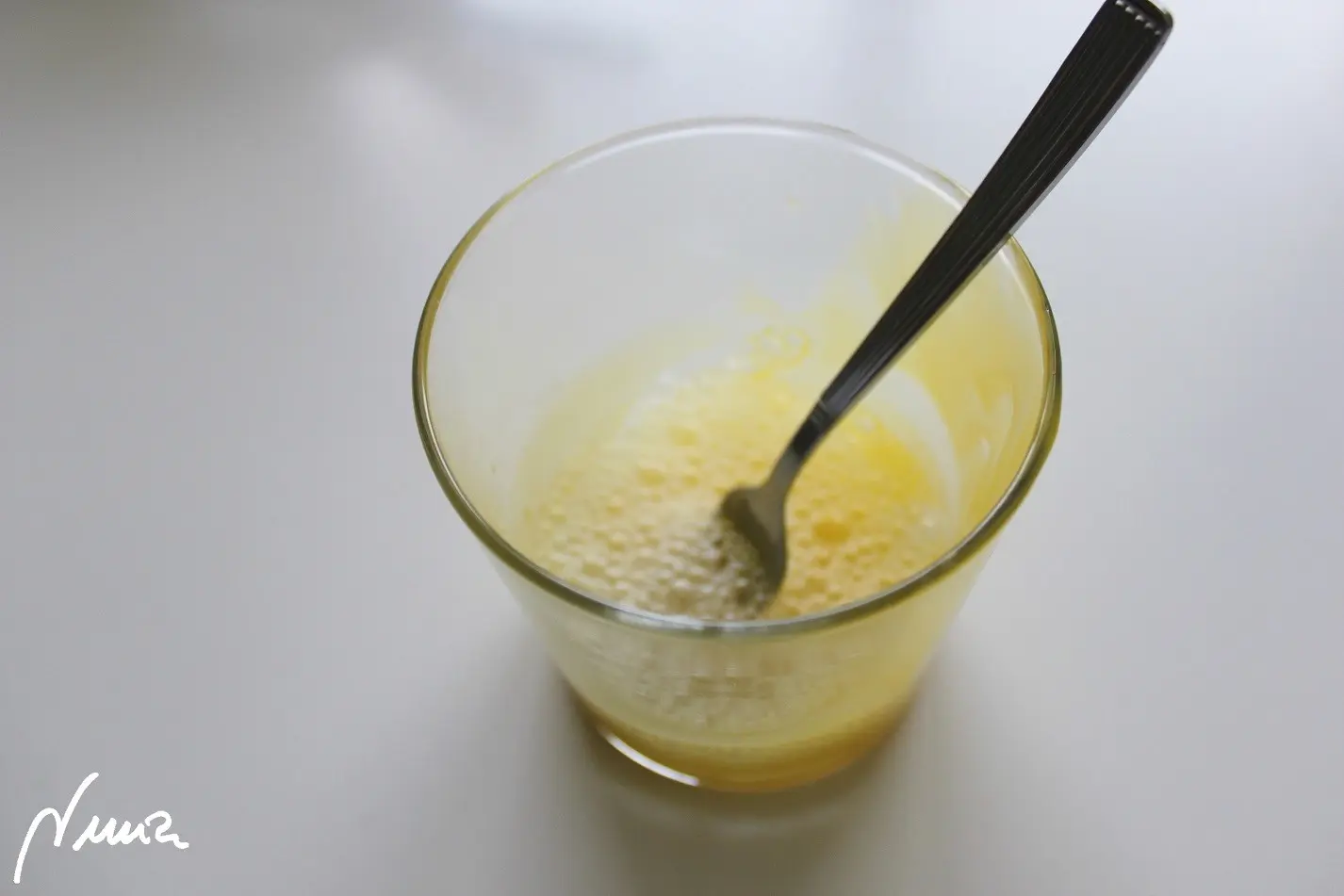 Huevo hilado, paso 4: Echar muy poca agua en el vaso con los restos de yema, remover un poco y reservar.