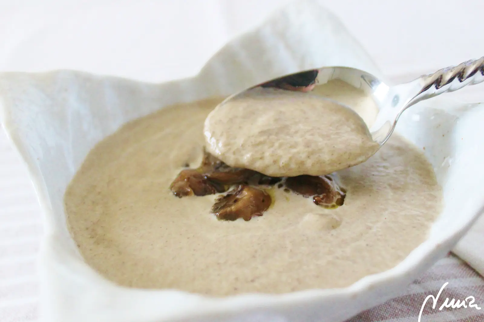 Crema de champiñones, paso 8: Remover todo y pasar la batidora. Debe quedar una crema uniforme.