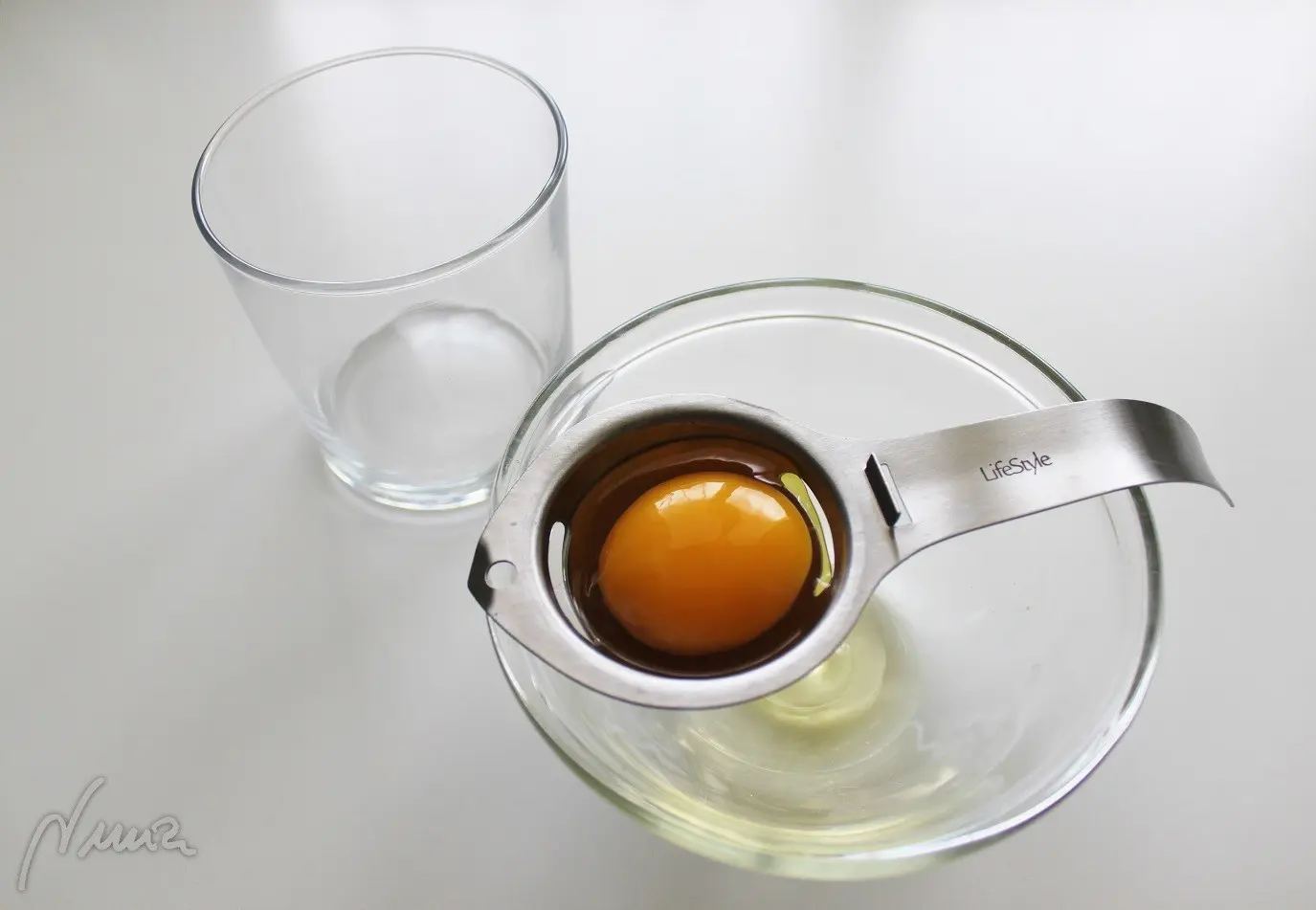 Huevo hilado, paso 1: Separar las claras de las yemas y poner estas últimas en un vaso.