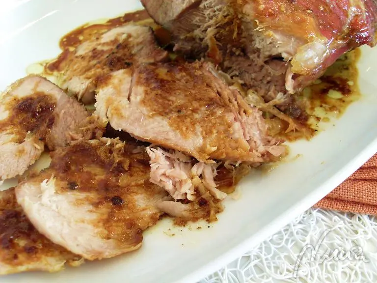 Brazuelo al horno, paso 10: al día siguiente cortar en lonchas finas y desiguales y salsear