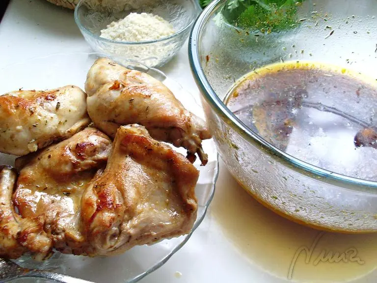 Conejo en salmorejo, paso 7: En una sartén con aceite suficiente, freír los trozos de conejo hasta dorarlos.
