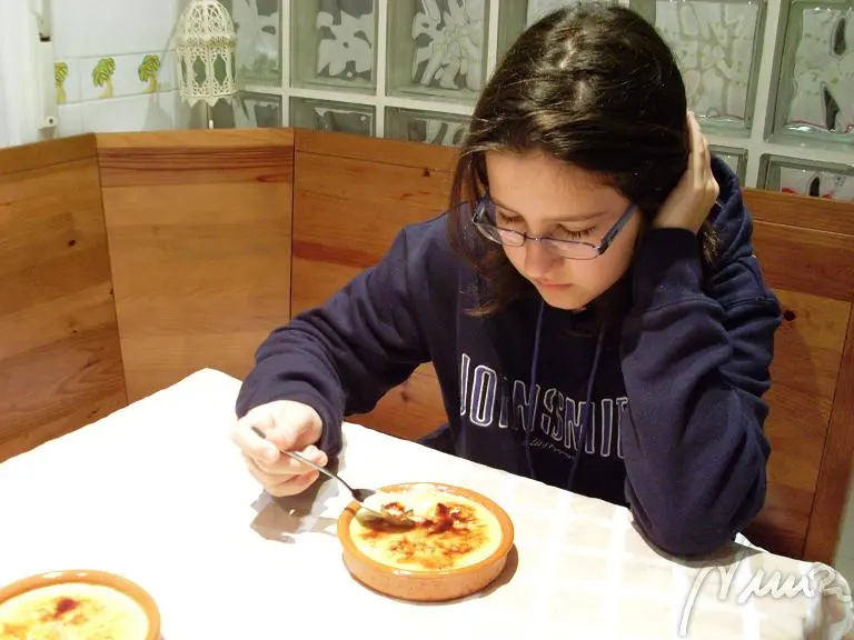 Crema catalana, paso 14: En una lámina de aluminio untado con mantequilla formar 4 círculos de azúcar a la medida…