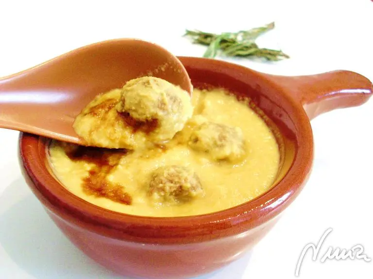 Crema de garbanzos con albondiguitas, paso 7: Freír en abundante aceite de oliva e incorporar a la crema de garbanzos.